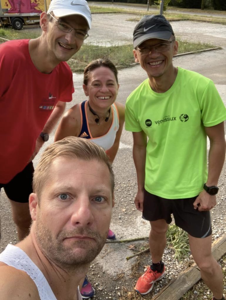 On court en août - running